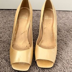 STUART WEITZMAN VINTAGE Women's Gold Patent Leather Peep Toe Heels